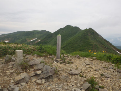 笠ヶ岳の山頂と朝日岳。