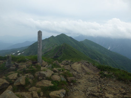 朝日岳の山頂。