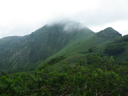 茂倉岳の登りから振り返ってみると、武能岳の立派な山容が見られました。