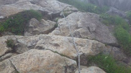 クサリ場。岩の表面が登山者に踏まれて丸くなっています。岩肌につけられた縦の傷はストックやピッケルによるものの様です。