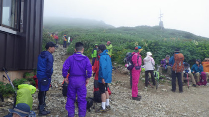 谷川岳肩ノ小屋には多くの登山者が休んでいました。