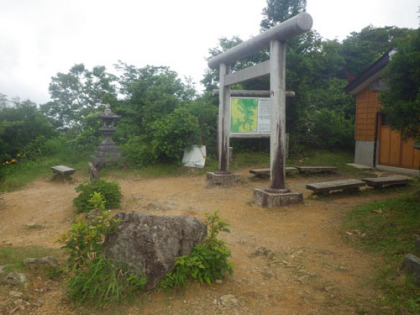 三国峠と鳥居。