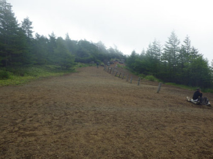 賽の河原。御嶽山などで見られる賽の河原よりはおとなしい雰囲気です。