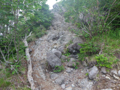 岩場に設けられたクサリ場。