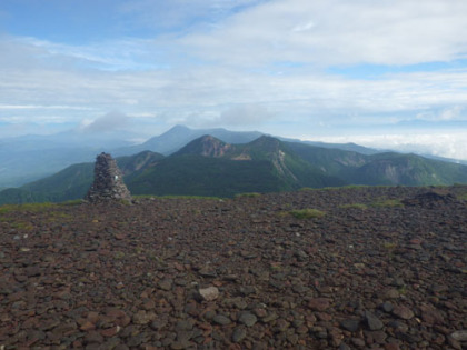 硫黄岳の山頂。背景は蓼科山に連なる北八ヶ岳の稜線。