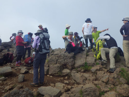 横岳の山頂。登山者が多いので渋滞も発生しやすいようです。