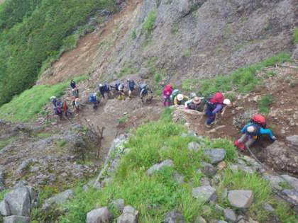 登山渋滞中の斜面。人数の多いグループが通ると、渋滞は発生しやすくなります。