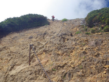 赤岳山頂下の岩の急斜面。