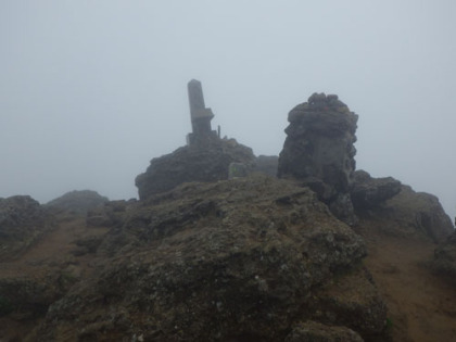 安達太良山の山頂の岩の上。
