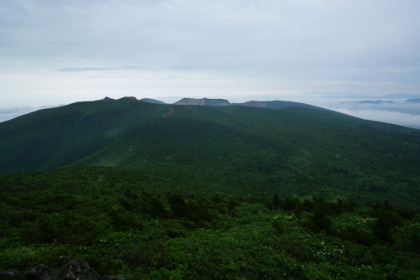 箕輪山から南を見ると安達太良山の火口壁が見えます。