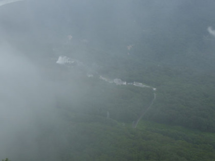 土湯峠の北側にある温泉の水蒸気が見えています。