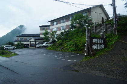 土湯峠の北の新谷地温泉に降りました。