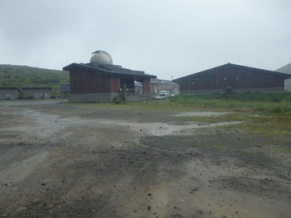 観光施設の整った浄土平。正面に天文台のドームが見えます。