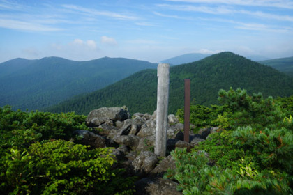 烏帽子山の山頂は南から西の方角に視界が開けていて眺望が楽しめます。山頂の標識の後ろの山はこれから登る昭元山です。