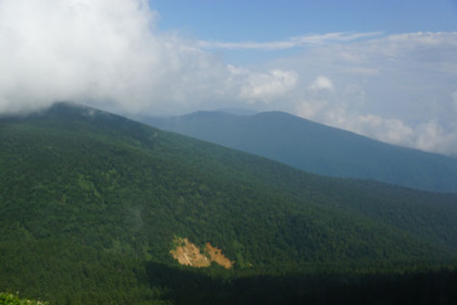 西大巓の山頂から僅かに青空が見えてきました。