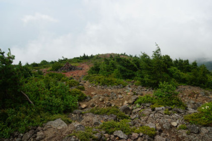 赤埴山の山頂付近の火山礫で覆われた尾根。