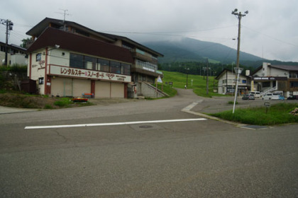 猪苗代スキー場の建物が並ぶ中に、登山口があります。