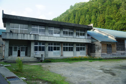 西会津町弥平四郎の小学校跡のバス停。
