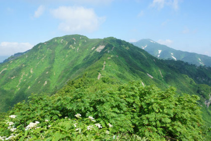 背後に飯豊本山の見える稜線。