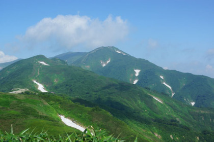 残雪の豊かな飯豊本山（後）。