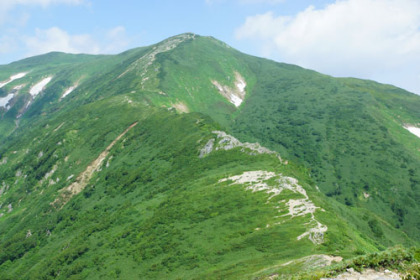 飯豊本山の山頂に伸びる稜線。