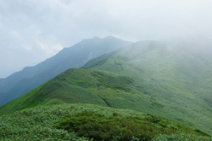 御西岳から大日岳の稜線。右奥に見えるのが櫛ヶ峰。