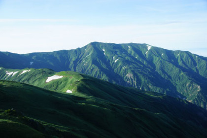 烏帽子岳から見た大日岳。右に西大日岳から薬師岳の稜線が見える。