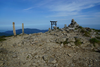 北股岳の山頂。鳥居が目印。