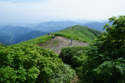 地神山北峰の三叉路。殆どの登山者は地神山北峰から北の尾根道を下って飯豊山荘に向かいます。