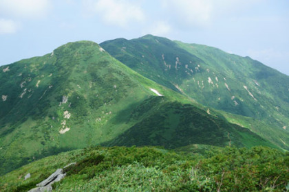 大石山から見た鉾立峰（前）と朳差山（奥）。