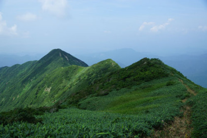 朳差岳から前朳差岳に連なる尾根道。小ピークが林立している。