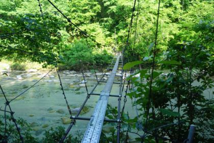 大石沢登山口にある吊橋。