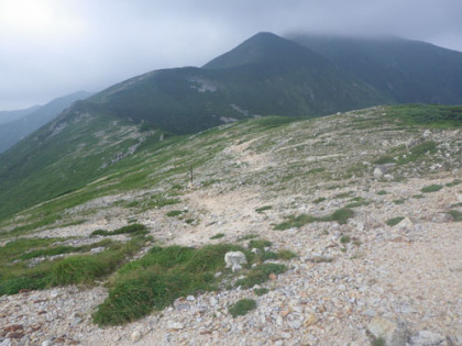 平岩山から大朝日岳に続く稜線。ただし山頂は雲に隠れて見えない。