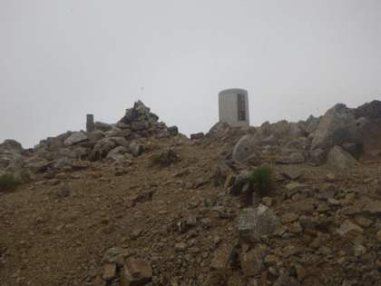 雲に覆われていた大朝日岳の山頂。