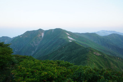 西朝日岳に連なる稜線。