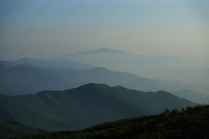 雲海に浮かぶ月山。