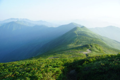 西朝日岳の山頂から見た以東岳の方角。