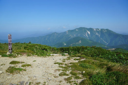 北寒江山の山頂から見た以東岳。