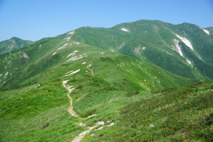 最鞍部付近から見上げた以東岳。