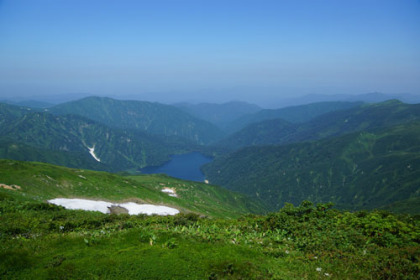 以東岳の山頂から見た大鳥池。