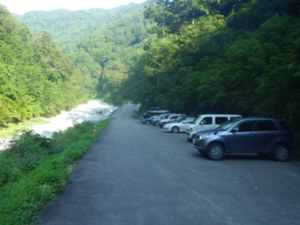 泡滝ダム駐車場。簡易トイレが置かれていた。