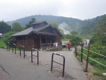 玉川温泉にある遊歩道の入口が登山口を兼ねていた。