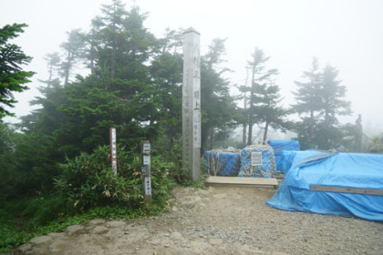 八幡平の山頂では工事のための資材が摘まれていて風情をぶちこわしていた。