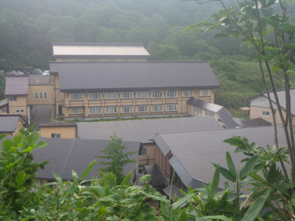 規模の大きな後生掛温泉。建物と建物をつなぐ廊下が登山道となっている。