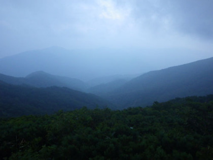 低く垂れ込めた雲の上を更に雲が覆っている天候。