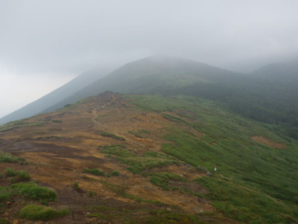 姥倉山から東に黒倉山の荒涼とした稜線がある。黒倉山の山頂は雲に隠されていた。