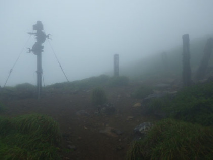 外輪山を一周した後、鬼ヶ城分岐を越えて御神坂登山道を下って行く。