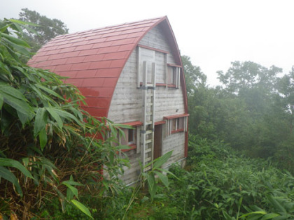 奥長倉山避難小屋。