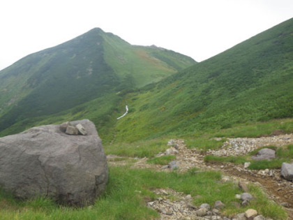 七倉山の四辻は、七倉山と四塚山の鞍部の平に設けられていた。