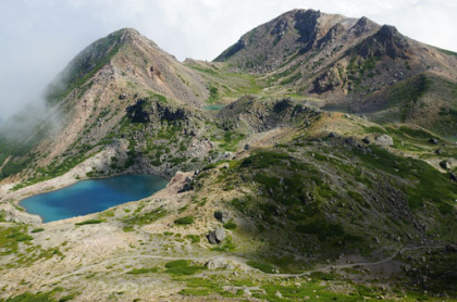 大汝ヶ峰から見た御前ヶ峰（右奥）と翠ヶ池（左）。